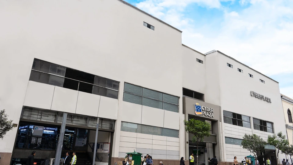 Fachada de la Galería Cyber Plaza en Lima